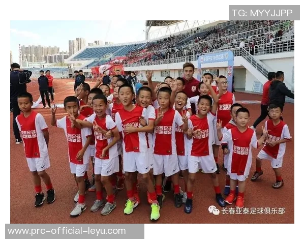 足球赛场上的小助手球童们的入场与精彩瞬间分享